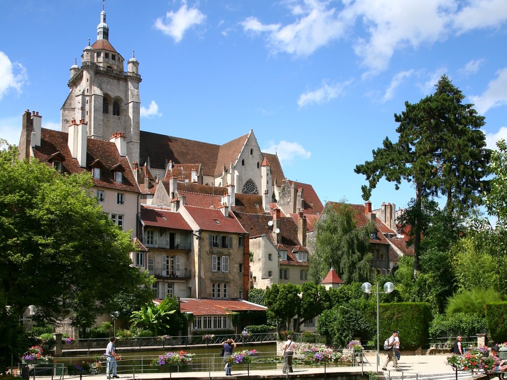 Vue de Dole avec la Collégiale Notre-Dame et le canal